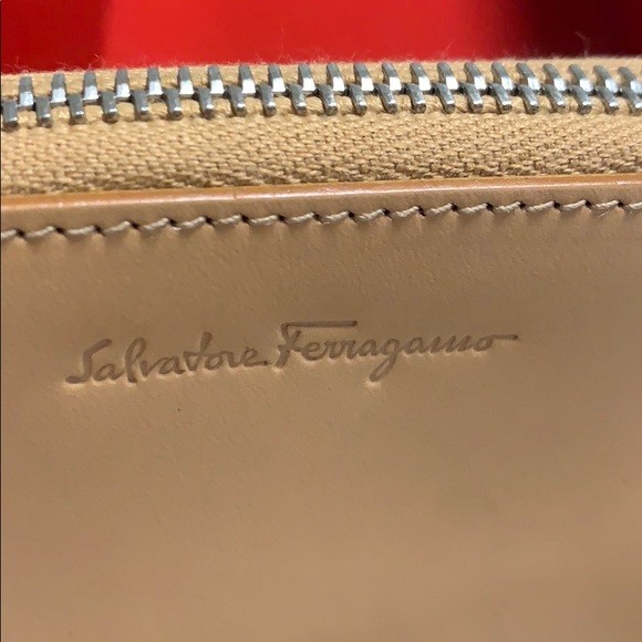 New Ferragamo zip around leather card case - Picture 7 of 8